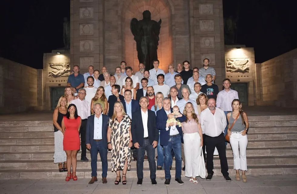 La "foto de familia" de la dirigencia radical en el Monumento a la Bandera, en Rosario, antes de la reunión cumbre partidaria convocada en Santa Fe para este viernes.