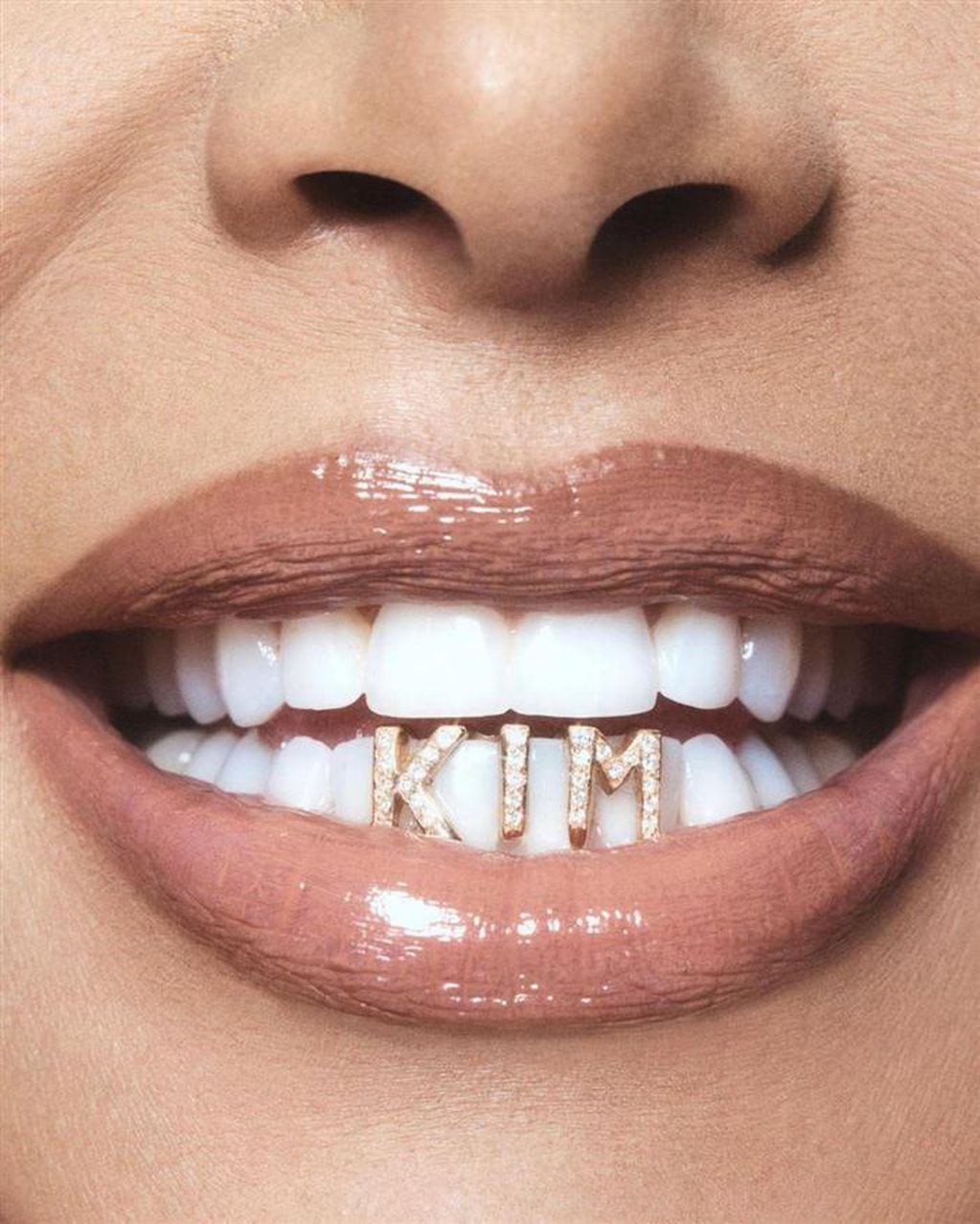 Kim Kardashian ha utilizado estos brillantes en los dientes en varias oportunidades.