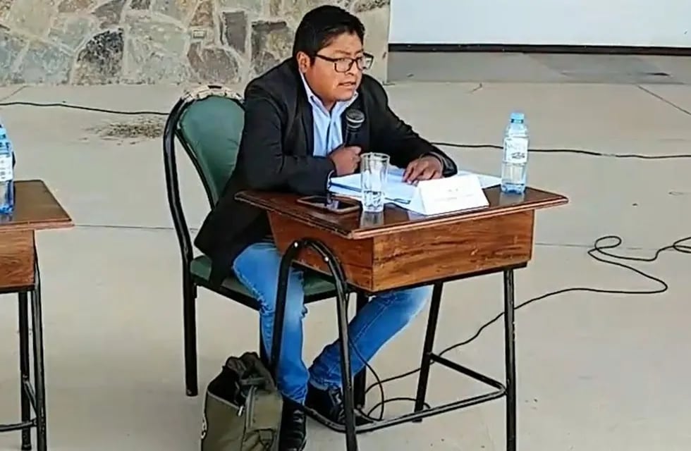 El concejal Wilfredo Valdiviezo tuvo a su cargo exponer la acusación contra la concejal Velásquez, en Abra Pampa.