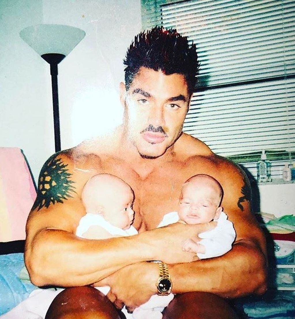 Ricardo Fort sosteniendo a sus bebés. (Instagram)