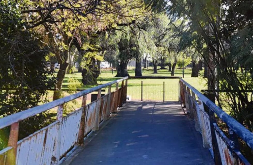 El puente del parque Urquiza utilizado a diario por los delincuentes para robar y escapar. (Sebastián Suárez Meccia)
