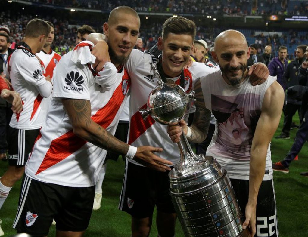 Jonatan Maidana, Gonzalo Martinez y Javier Pinola festejan con la Copa Libertadores obtenida en Madrid (Foto: AP /Thanassis Stavrakis)