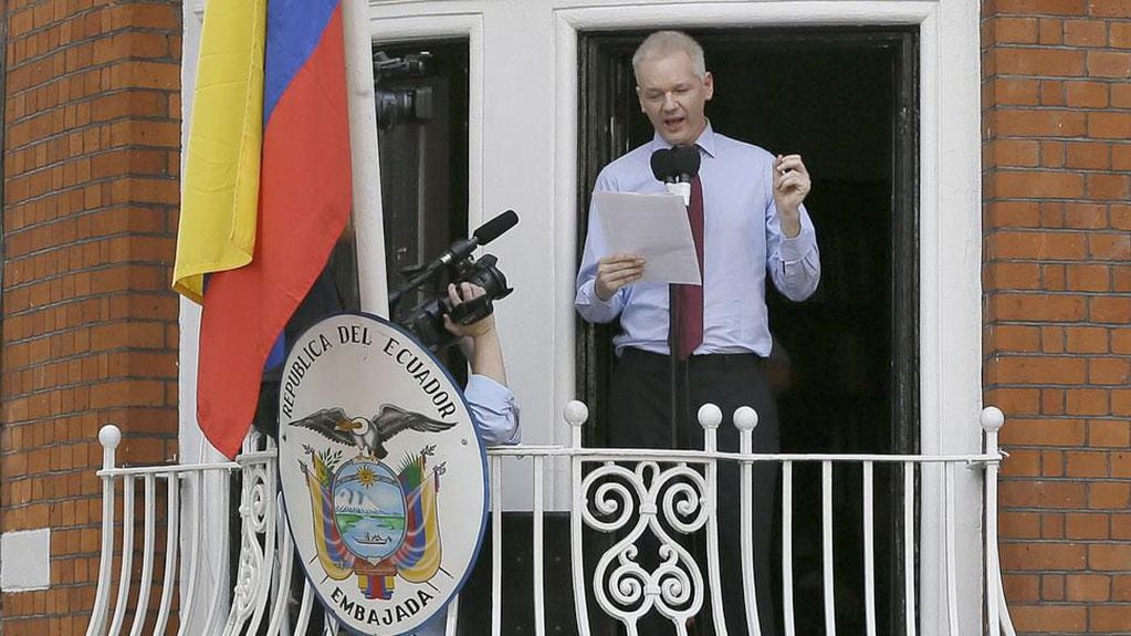  Assange se refugió en la Embajada de Ecuador en Londres, lugar donde Pamela Anderson lo visitaba. (AP).