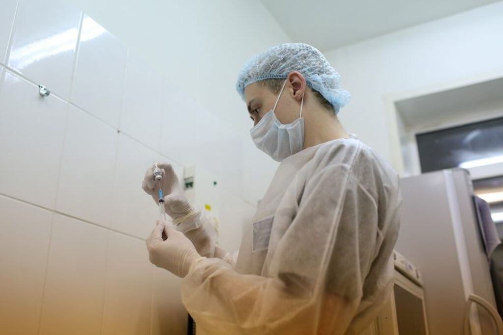 Científicos rusos trabajan en el Instituto Gamaleya para encontrar la vacuna contra el COVID-19. Andrey Rudakov/Bloomberg