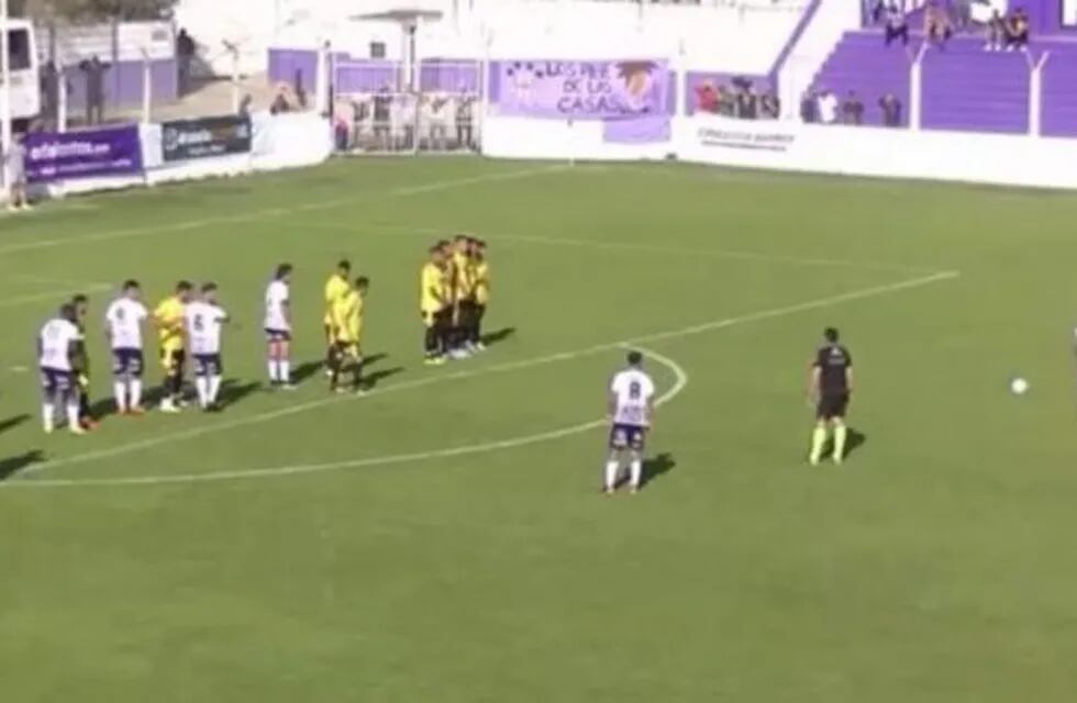 Un jugador de Sacachispas festejó el gol imitando al \