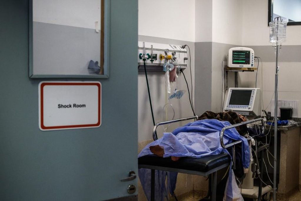 Un paciente espera en la unidad de Shock Room del Hospital Posadas, en Buenos Aires (Argentina). (Foto: EFE/ Juan Ignacio Roncoroni)