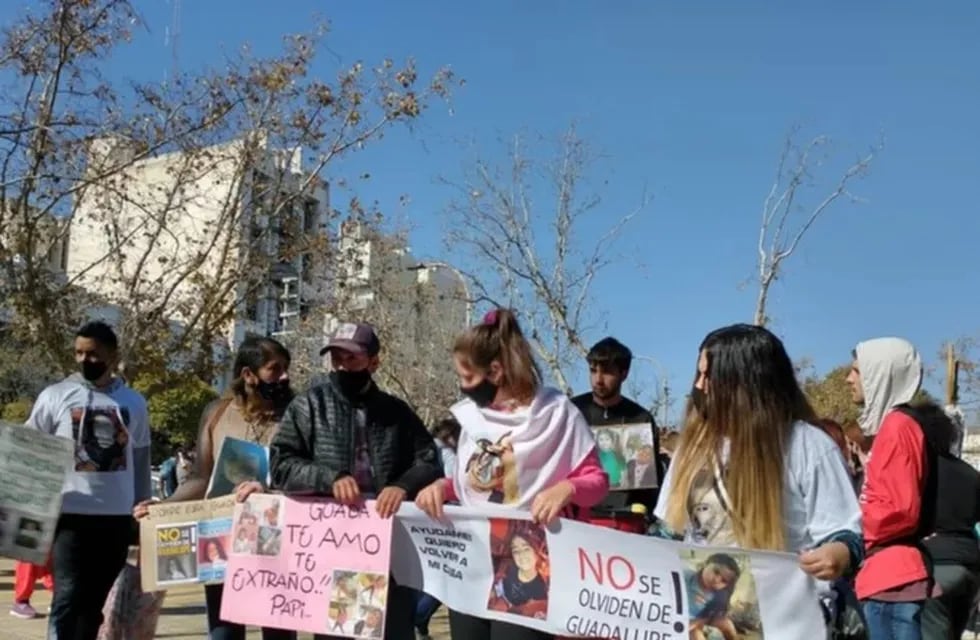 El padre de Guadalupe, Eric Lucero, acompañado de familiares encabezan la octava marcha en reclamo de la aparición de la nena de 5 años desaparecida hace 24 días en San Luis. Gentileza El Diario