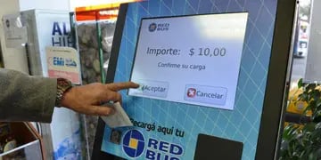 MÁQUINA. Para cargar crédito (Raimundo Viñuelas/Archivo).