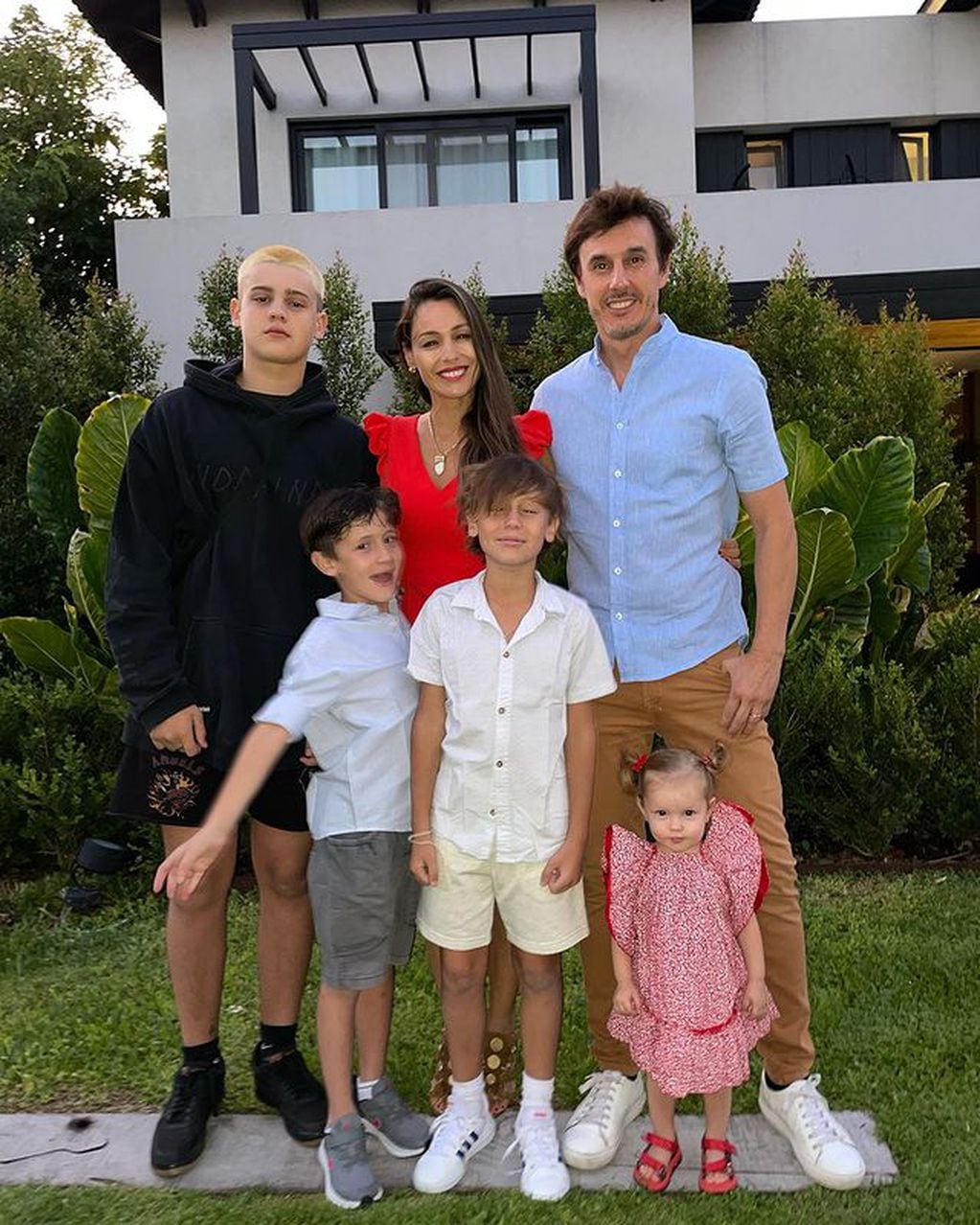 Pampita junto a sus hijos y su marido Roberto García Moritán 