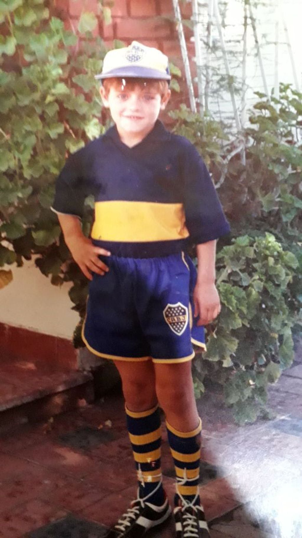 A sus cinco años y con el conjunto de Boca Juniors regalado por su abuelo cuando nació