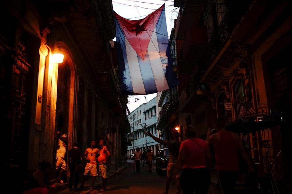 Bandera de Cuba sobre las calles de La Habana. (REUTER)