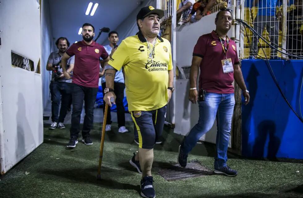 Diego Maradona fue operado con éxito de la rodilla derecha. (AFP)