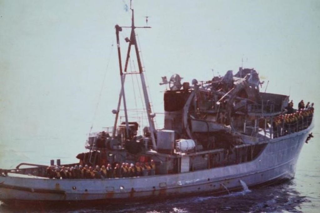 Aviso A.R.A "Alférez Sobral" navegando a la estima por el Mar Argentino - Sus hombres cubriendo rol de honores sobre la banda de Estribor.