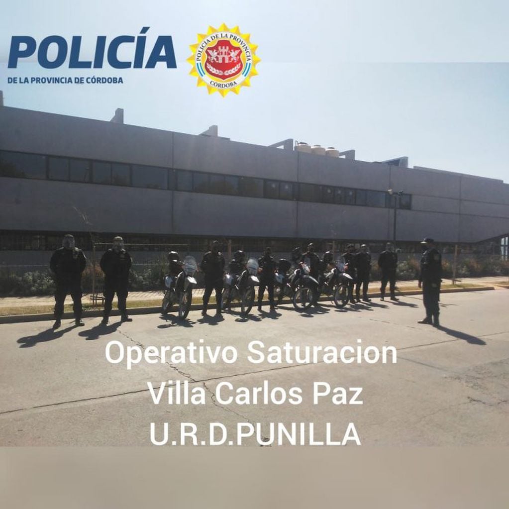 Los efectivos y móviles dispuestos para el operativo en Villa Carlos Paz. (Foto: prensa Unidad Regional Departamental Punilla).
