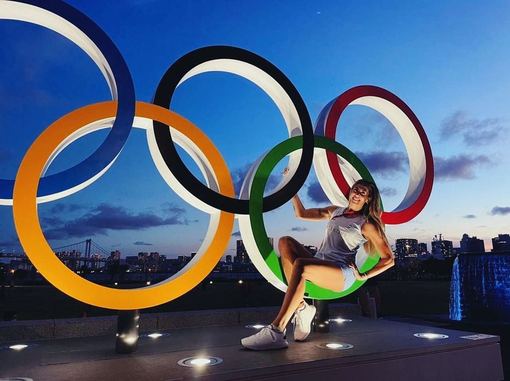 Julieta Lazcano y la foto con los Anillos Olímpicos en Tokio.