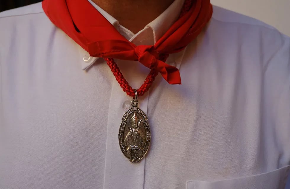 Un participante del grupo musical local "Los Auroros" con una medallita de San Fermín. (AP /Alvaro Barrientos)