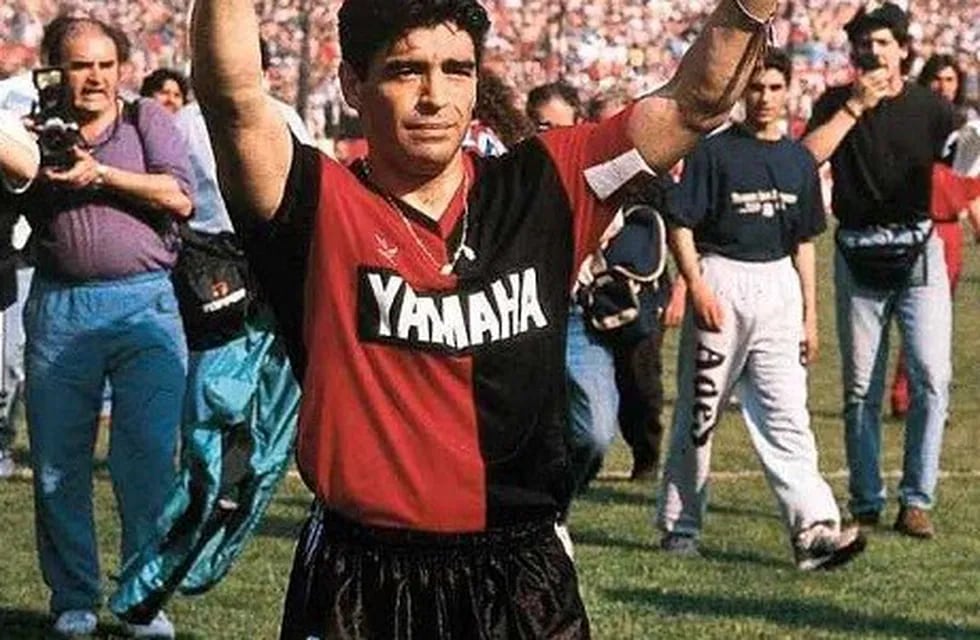 Cumple 25 años una histórica jugada de Maradona con la camiseta leprosa. (Archivo)