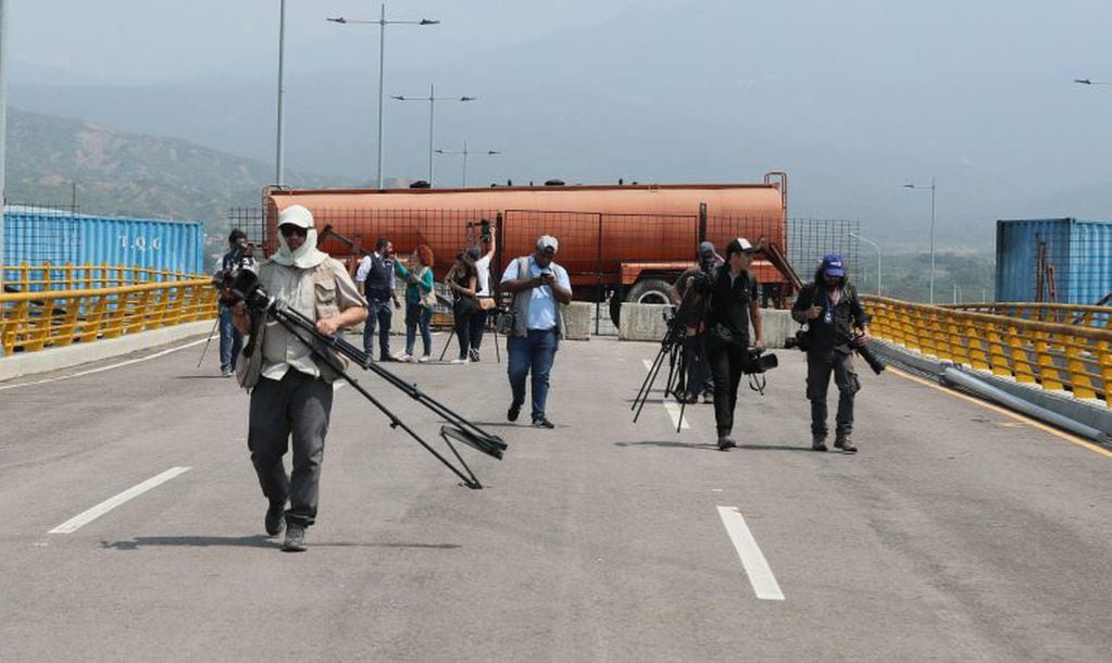 Periodistas toman fotos del puente bloqueado. (EFE)