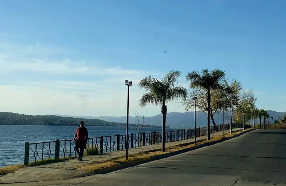 Paseo por la costanera en Villa Carlos Paz. Invierno 2020. (foto: VíaCarlosPaz).