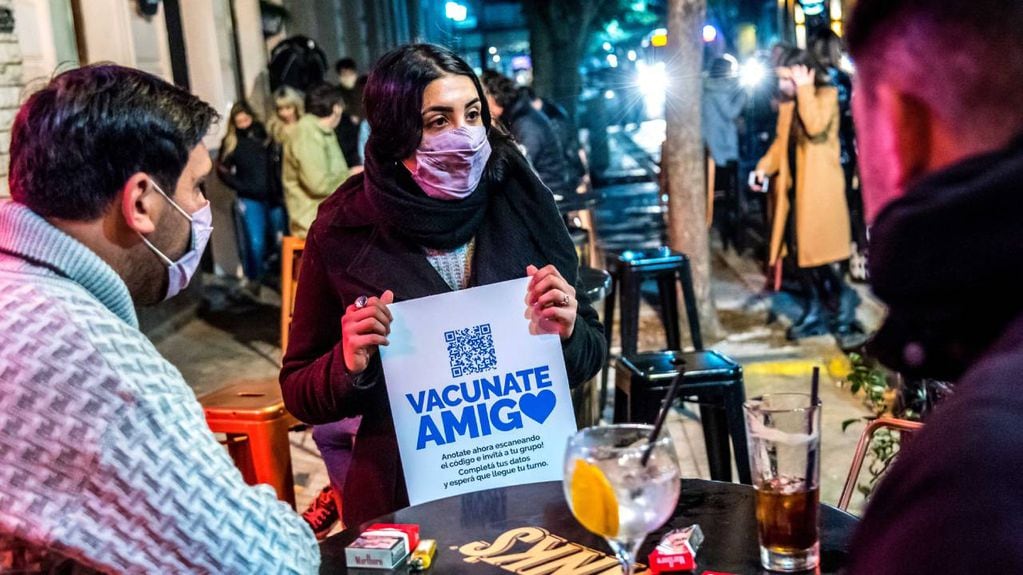 Campaña de concientización en Rosario para que los jóvenes se vacunen contra el coronavirus
