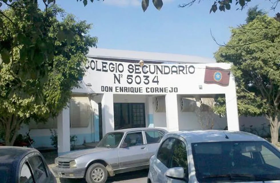 Frente del secundario Enrique Cornejo.