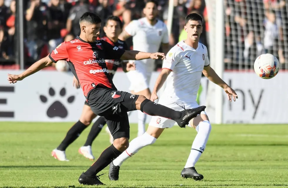 Colón de Santa Fe ante Independiente, por la fecha 10 de la Copa Liga Profesional. (Fotobaires)