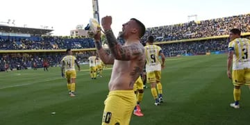 Emiliano Vecchio festejando el gol del triunfo canalla
