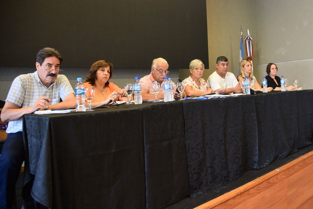Los docentes de la Uepc analizan la última propuesta de aumento salarial del Gobierno de provincial. (Pedro Castillo / La Voz)