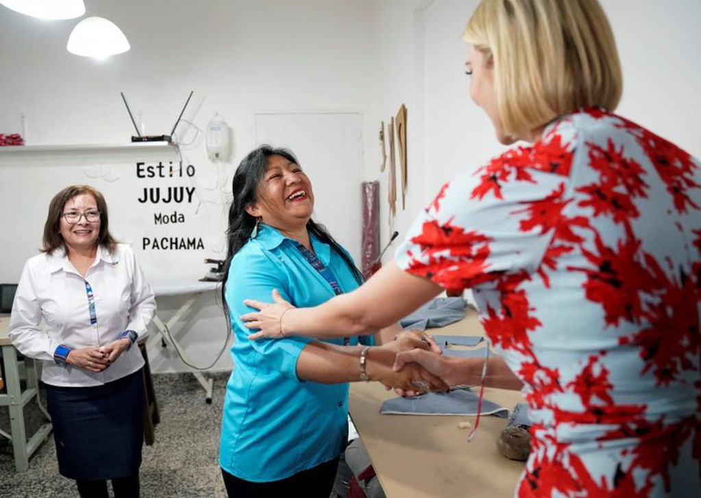 La asesora de la Casa Blanca es recibida en una tienda de ropa propiedad  de un grupo de mujeres emprendedoras, durante su visita a Jujuy.  REUTERS/Kevin Lamarque