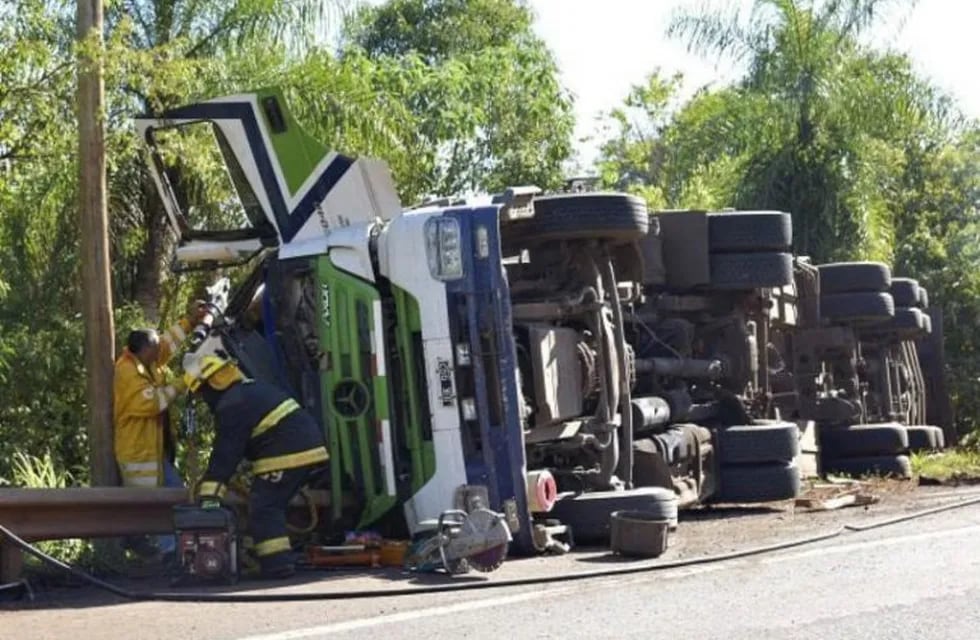 Un camión volcó en Colonia Victoria y el conductor debió ser rescatado