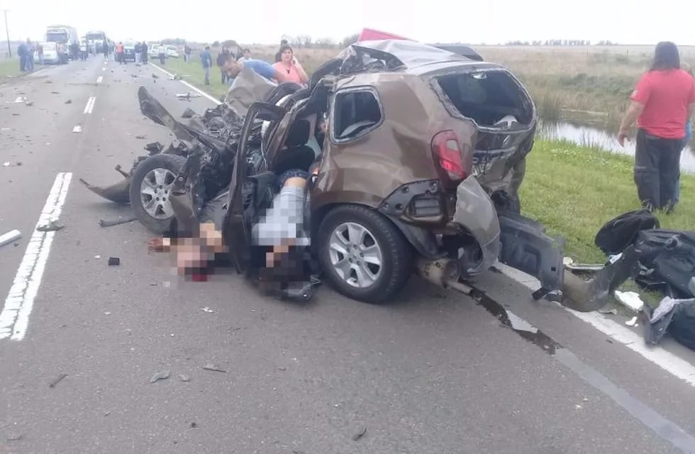 Los ocupantes del Renault Duster se llevaron la peor parte en la colisión.