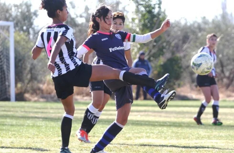 Gimnasia goleó a Independiente Rivadavia y está a un paso de obtener el título de fútbol femenino.