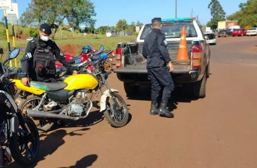 Efectivos policiales secuestran motocicleta en Oberá.