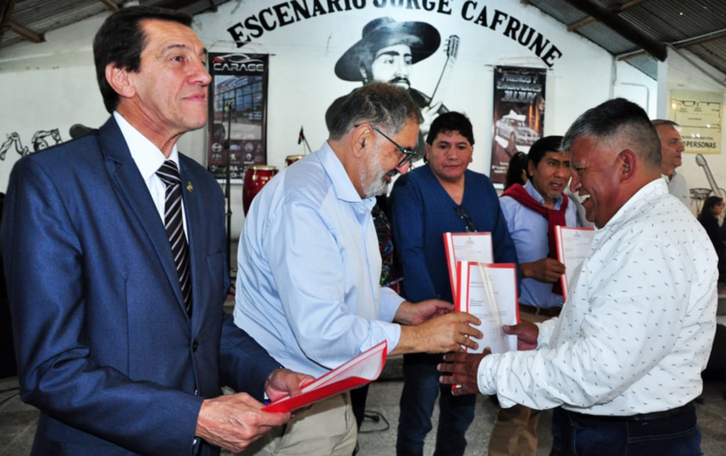 El ministro Carlos Sadir y el intendente Raúl Jorge entregan licencias titulares a taxistas, en San Salvador de Jujuy.