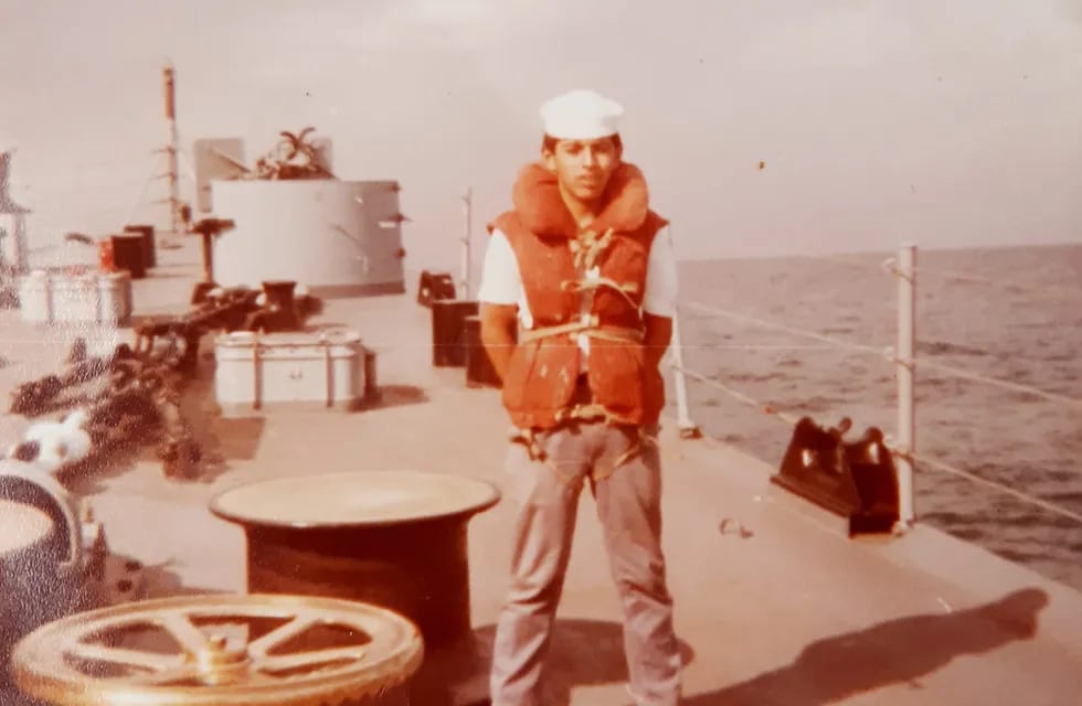 Jorge García cuando cumplió 19 años sobre el buque con el que fue a la guerra.
