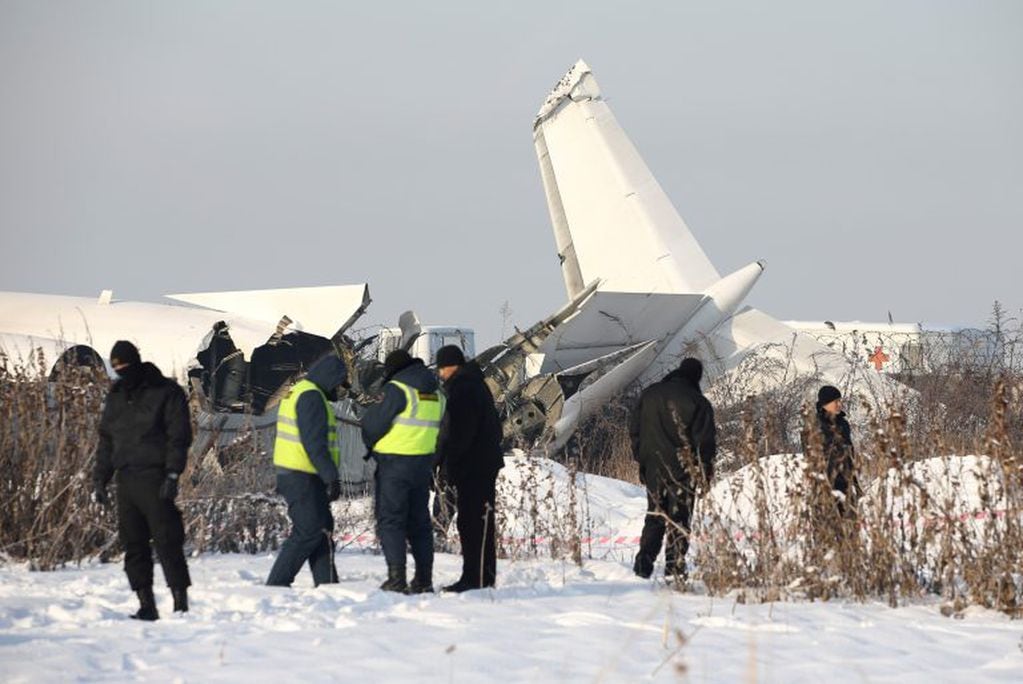 Trabajadores alrededor del avión estrellados en Kazajistán. REUTERS/Pavel Mikheyev