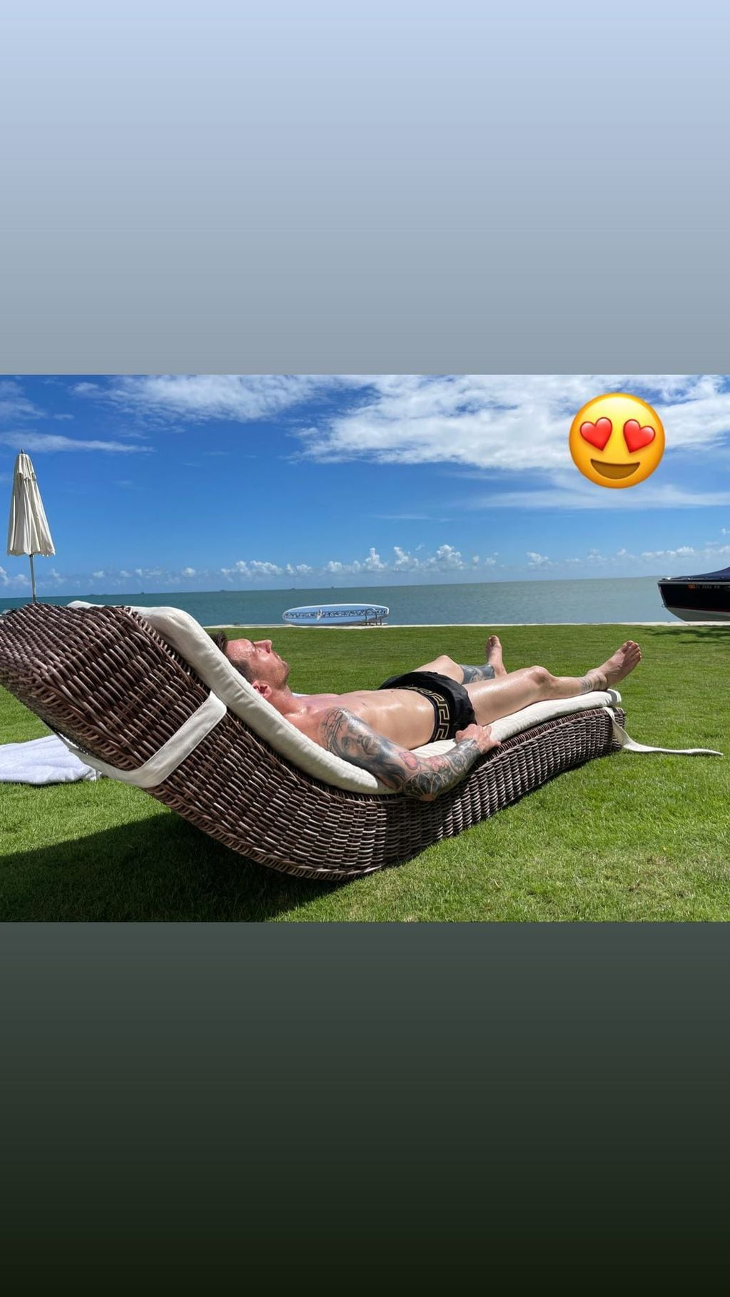 Lionel Messi tomando sol en Miami