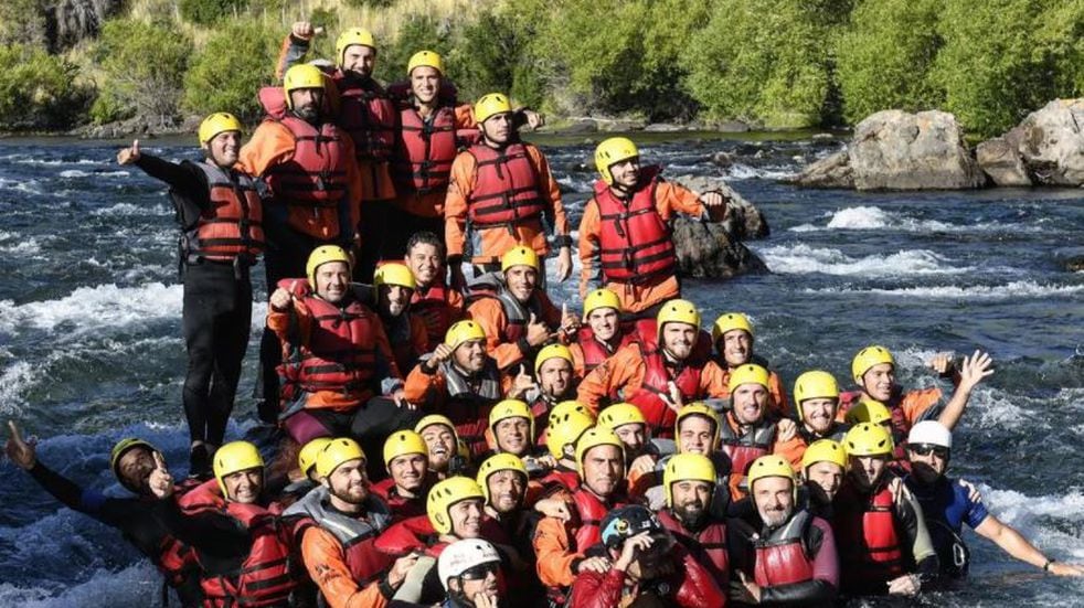 El equipo de River que se encuentra en Neuquén realizando la pretemporada, al tiempo de que hicieron rafting y se divirtieron. Foto: Los Andes.