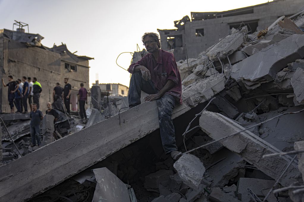 Palestinos buscan sobrevivientes de un bombardeo israelí (AP Foto/Fatima Shbair)