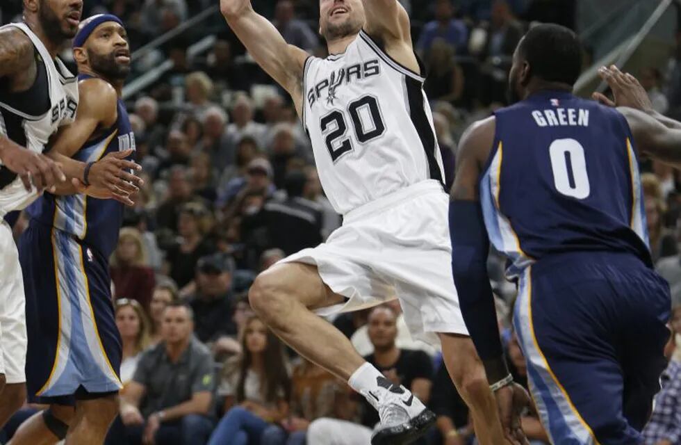 SAN ANTONIO,TX - APRIL 25 : Manu Ginobili #20 of the San Antonio Spurs scores against the Memphis Grizzlies in Game Five of the Western Conference Quarterfinals during the 2017 NBA Playoffs at AT&T Center on April 25, 2017 in San Antonio, Texas. NOTE TO USER: User expressly acknowledges and agrees that , by downloading and or using this photograph, User is consenting to the terms and conditions of the Getty Images License Agreement.   Ronald Cortes/Getty Images/AFPn== FOR NEWSPAPERS, INTERNET, TELCOS & TELEVISION USE ONLY ==