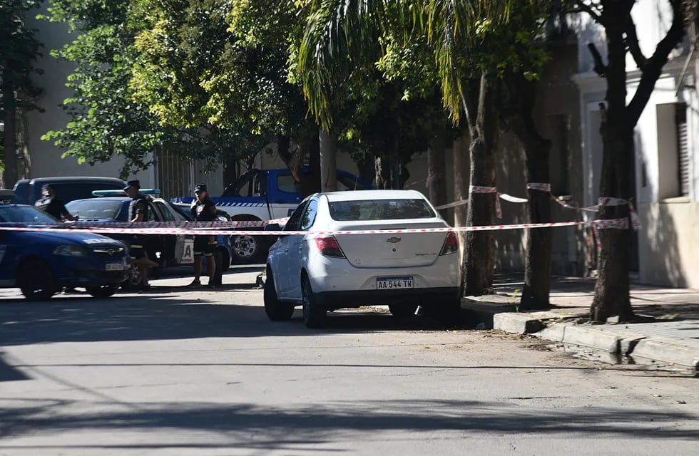 El sujeto habría robado el vehículo y terminó con un disparo en la cabeza en la ciudad de Córdoba.