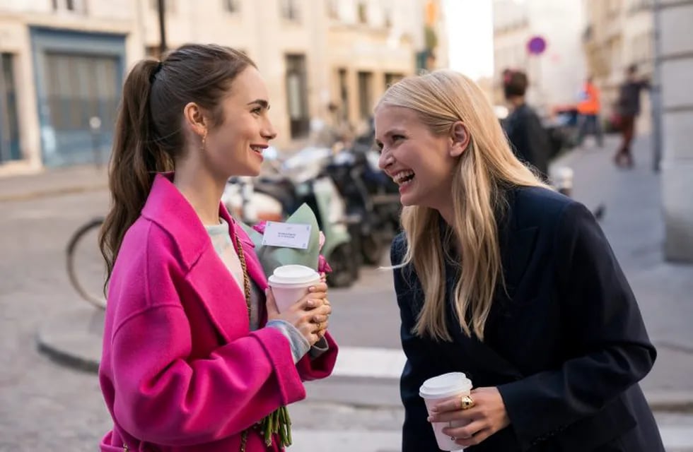 Lily Collins y Camille Razat, "Emily" y "Camille" en la serie "Emily en París" (Netflix)