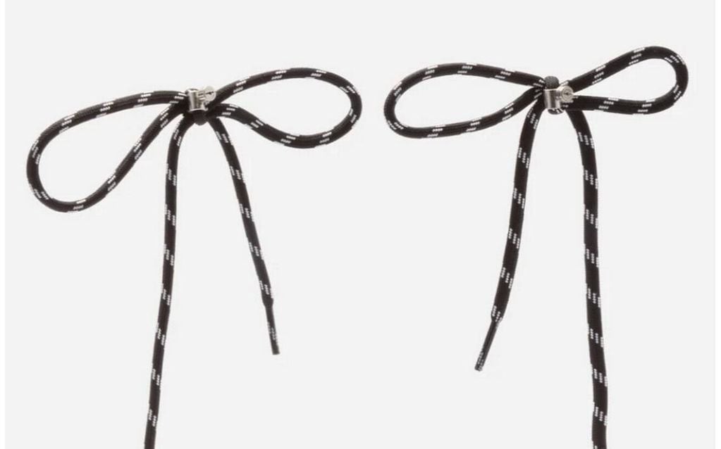 Balenciaga lanzó aretes con forma de cordón de zapato.