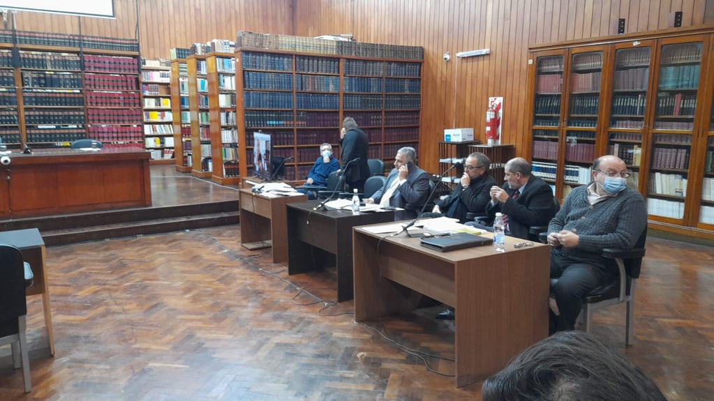 Los abogados defensores de los tres imputados, en la primera jornada de debate que tiene lugar en el salón "Vélez Sarsfield" del edificio central de los Tribunales de Jujuy.