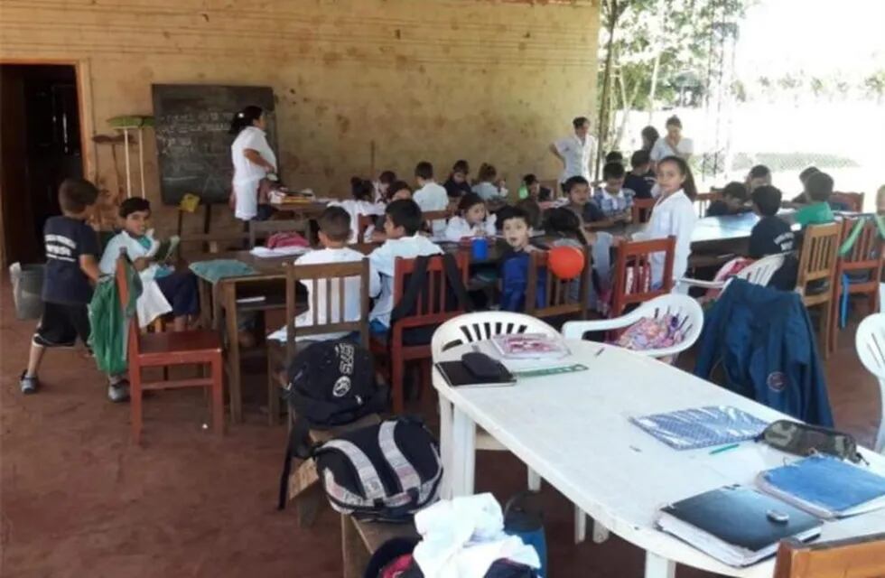 Los alumnos reciben clases en un quincho por falta de infraestructura. Foto: Cinthia López