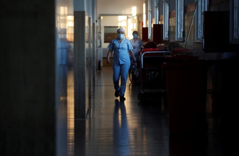 A medical worker walks on a corridor of a hospital, as the spread of the coronavirus disease (COVID-19) continues, on the outskirts of Buenos Aires, Argentina October 16, 2020. Picture taken October 16, 2020. REUTERS/Agustin Marcarian  TERAPIA INTENSIVA CASOS DEL DIA  ENFERMERO