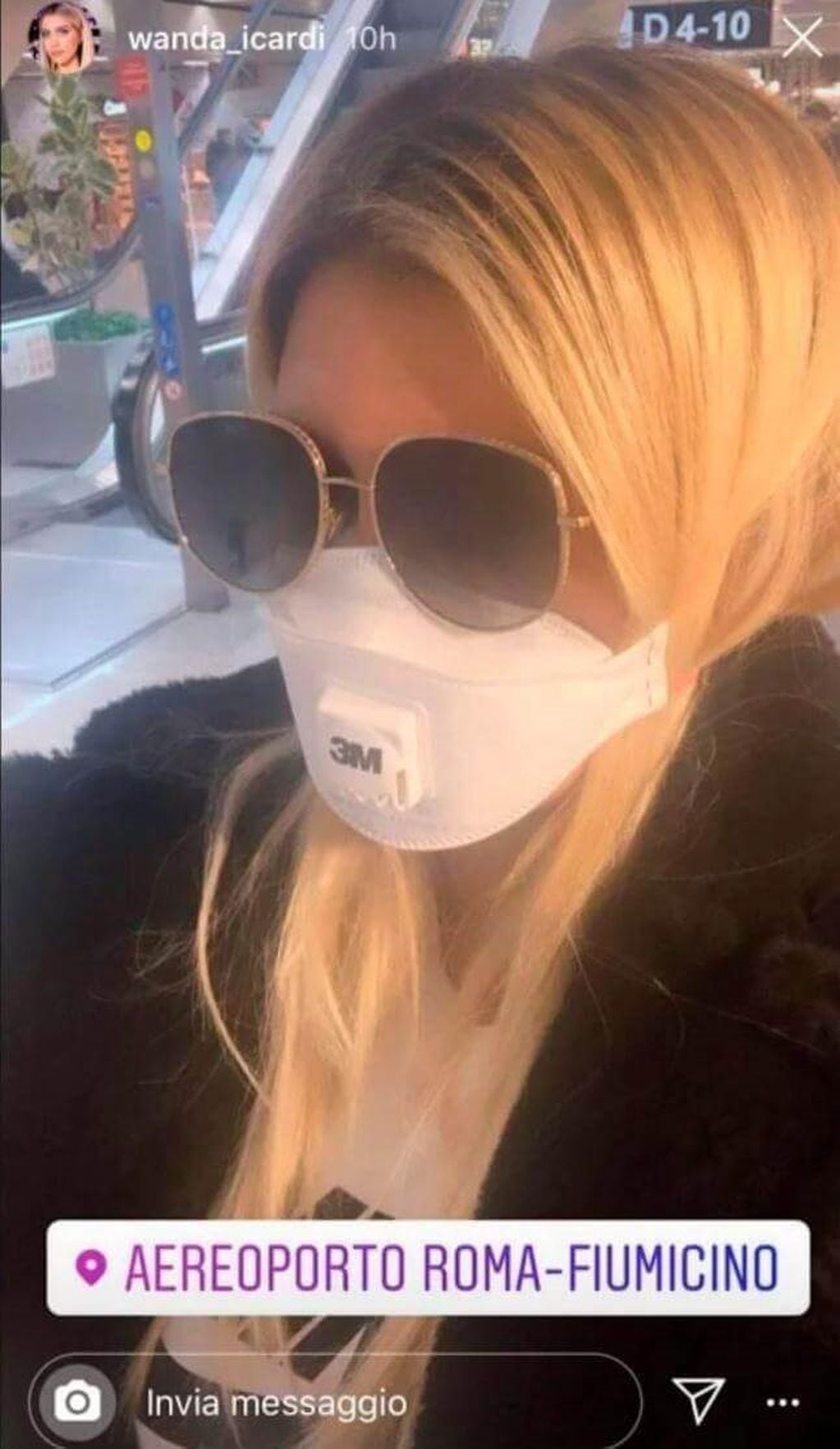 Wanda Nara, en el aeropuerto, mostrando su forma de protegerse del coronavirus.