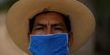 Jorge Vázquez usa una mascarilla en medio de la propagación del COVID-19 afuera de su casa en San Jerónimo Xayacatlán