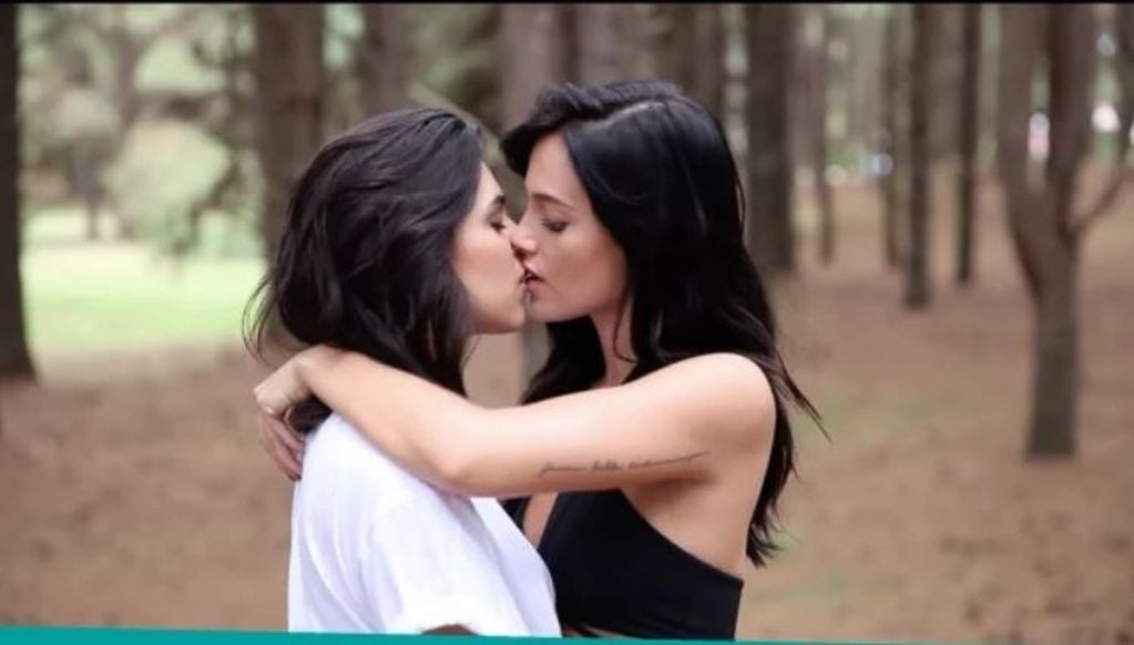 El beso de Emilia Mernes y Oriana Sabatini para el tema "No soy yo". (Web)