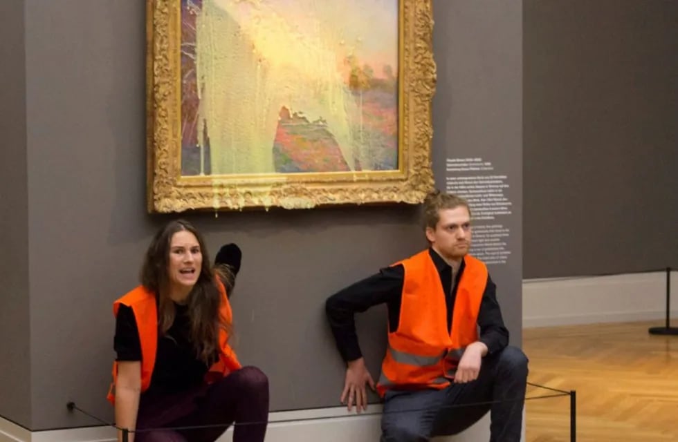 Activistas contra el cambio climático vandalizaron una obra de Claude Monet en Alemania.